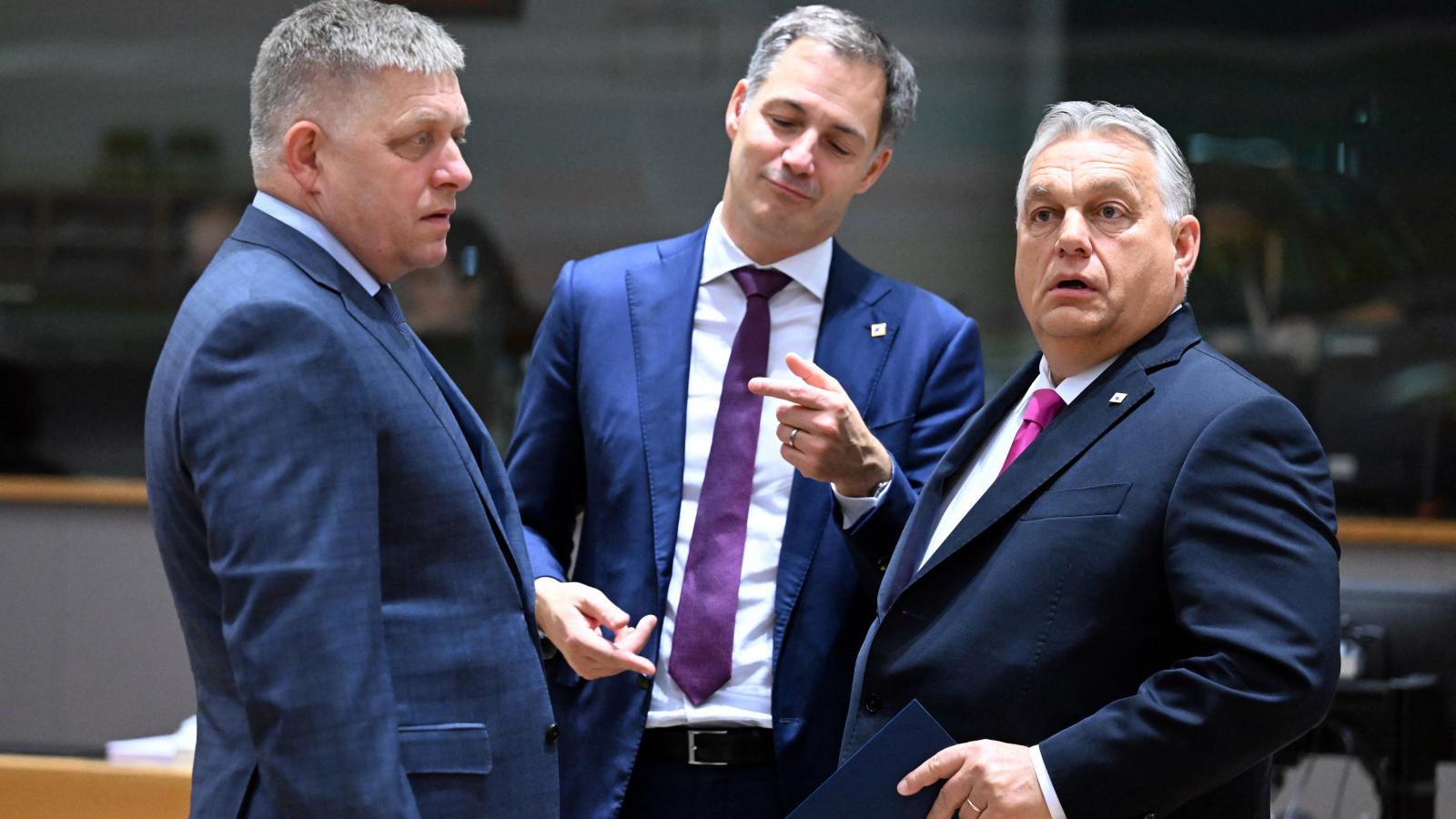 Orbán Viktor a brüsszeli EU-csúcson a szlovák és belga kollégájával, Robert Ficóval (balra) és Alexander van der Croo-val