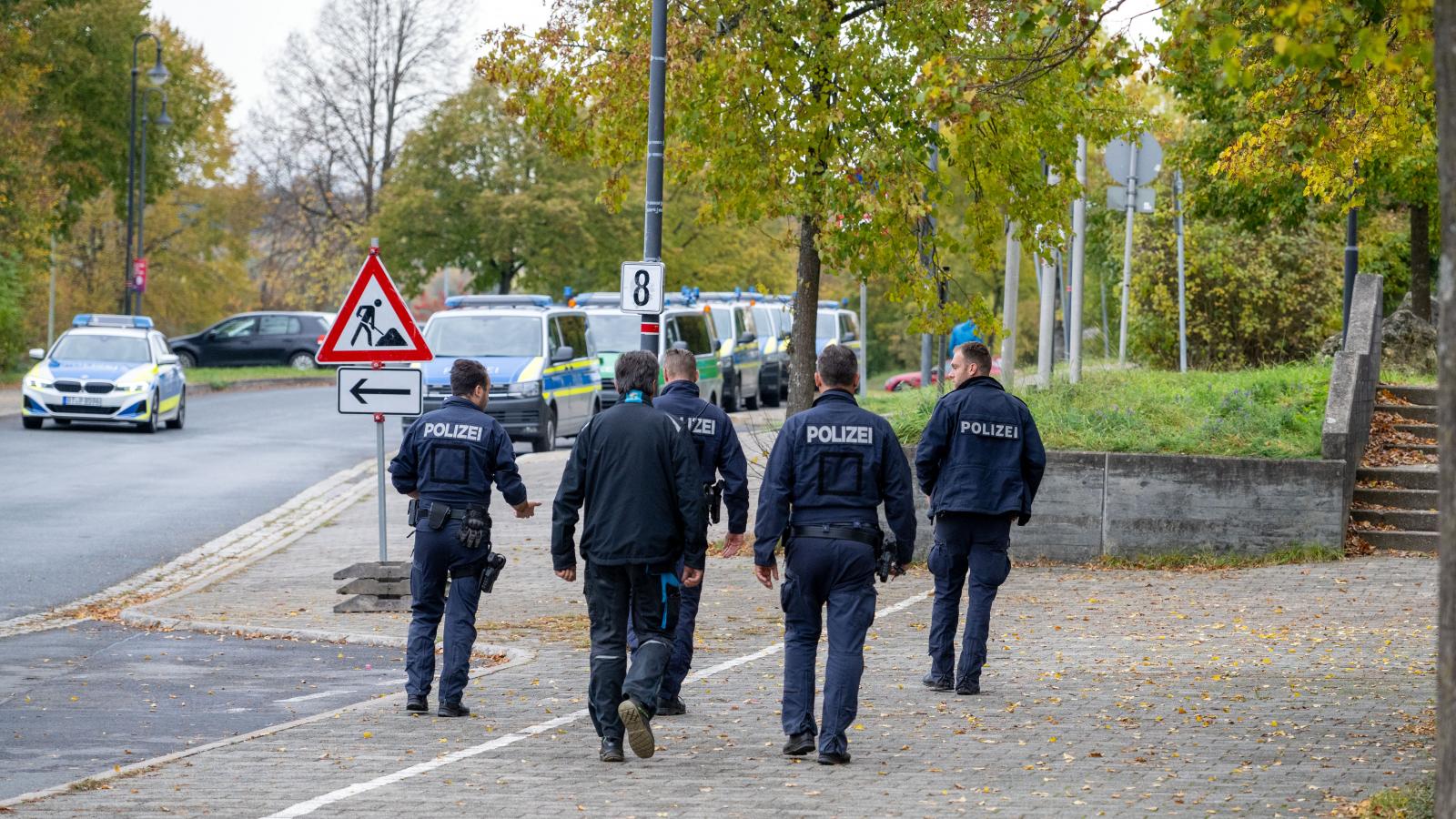 Német rendőrök őriznek egy bajorországi zsidó iskolát