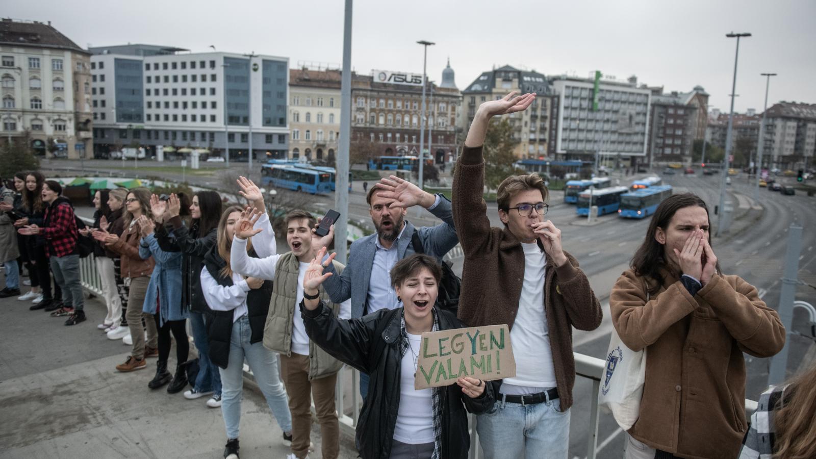 A magyar fiataloknál a többi között a lakhatás megfizethetősége vagy a minőségi egészségügyi ellátás elérhetősége jelent nagy problémát