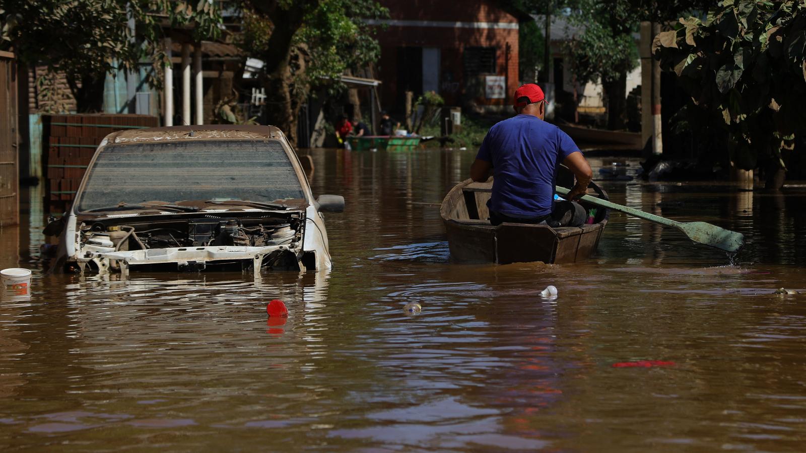 Árvízben úszó utca a Rio Grande do Sulban lévő Encantadóban