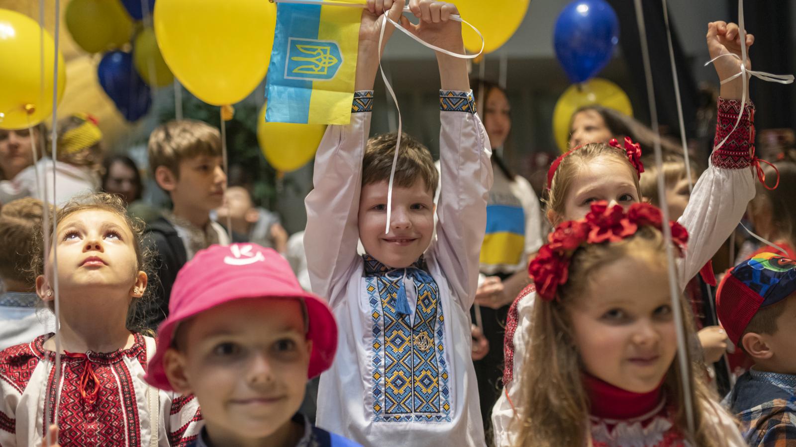 A beilleszkedés számos nehézséggel jár, és nem csupán azok számára, akik nyugalomra, megértésre és együttérzésre vágynak, hanem azok számára is, akik idegenkednek az ismeretlenektől, miközben tudják, mennyire fontos befogadni
a rászorulót