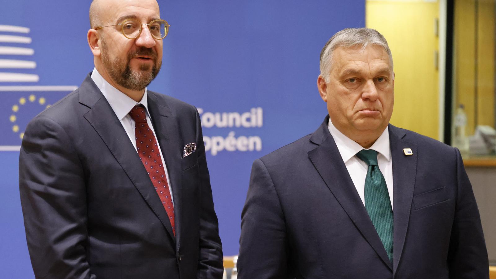 Orbán Viktor Charles Michellel, az Európai Tanács jelenlegi elnökével a 2022. december 15-i EU-csúcson