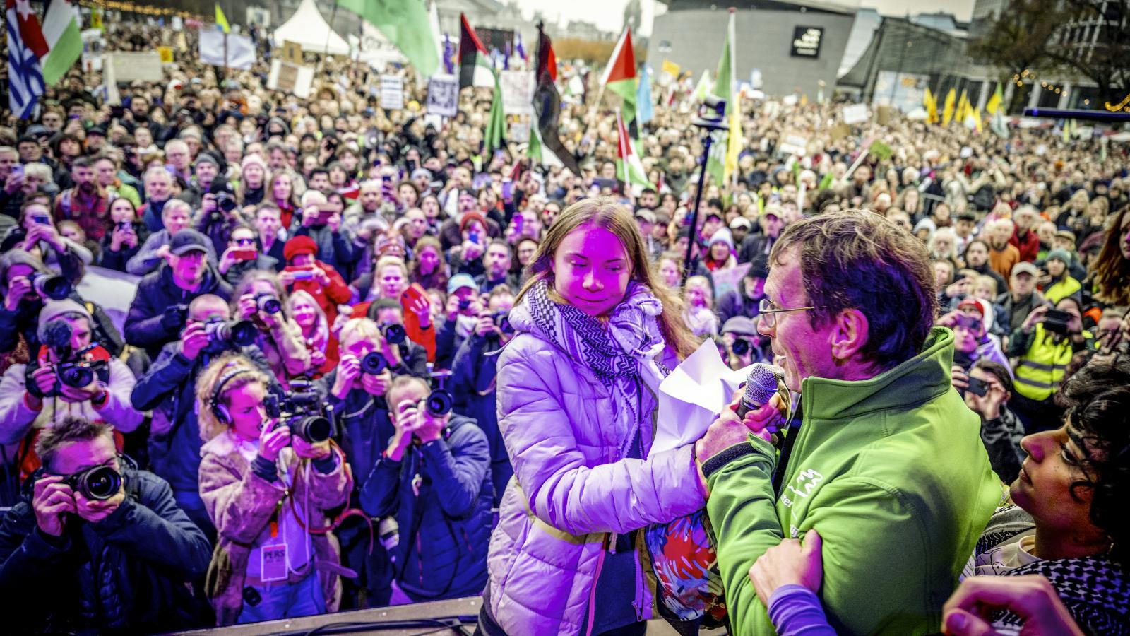 A tömegből sokan mentek haza, amikor Amszterdamban Greta Thunberg palesztinbarát szólamokat kezdett skandálni