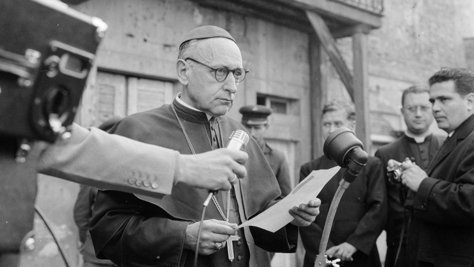 Mindszenty József kiszabadulása után rádióbeszédet tart 1956 őszén. Kreált magának egy politikai funkciót