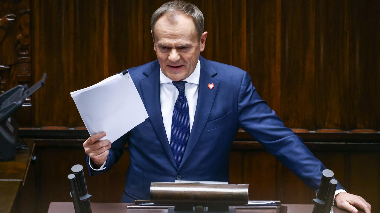 Donald Tusk kedden felszólalás közben a szejm előtt