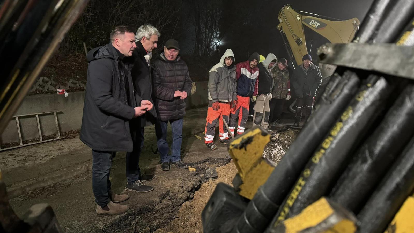 Földvári László törökbálinti önkormányzati képviselő és Csőzik László, Érd polgármestere a csőtörés helyszínén