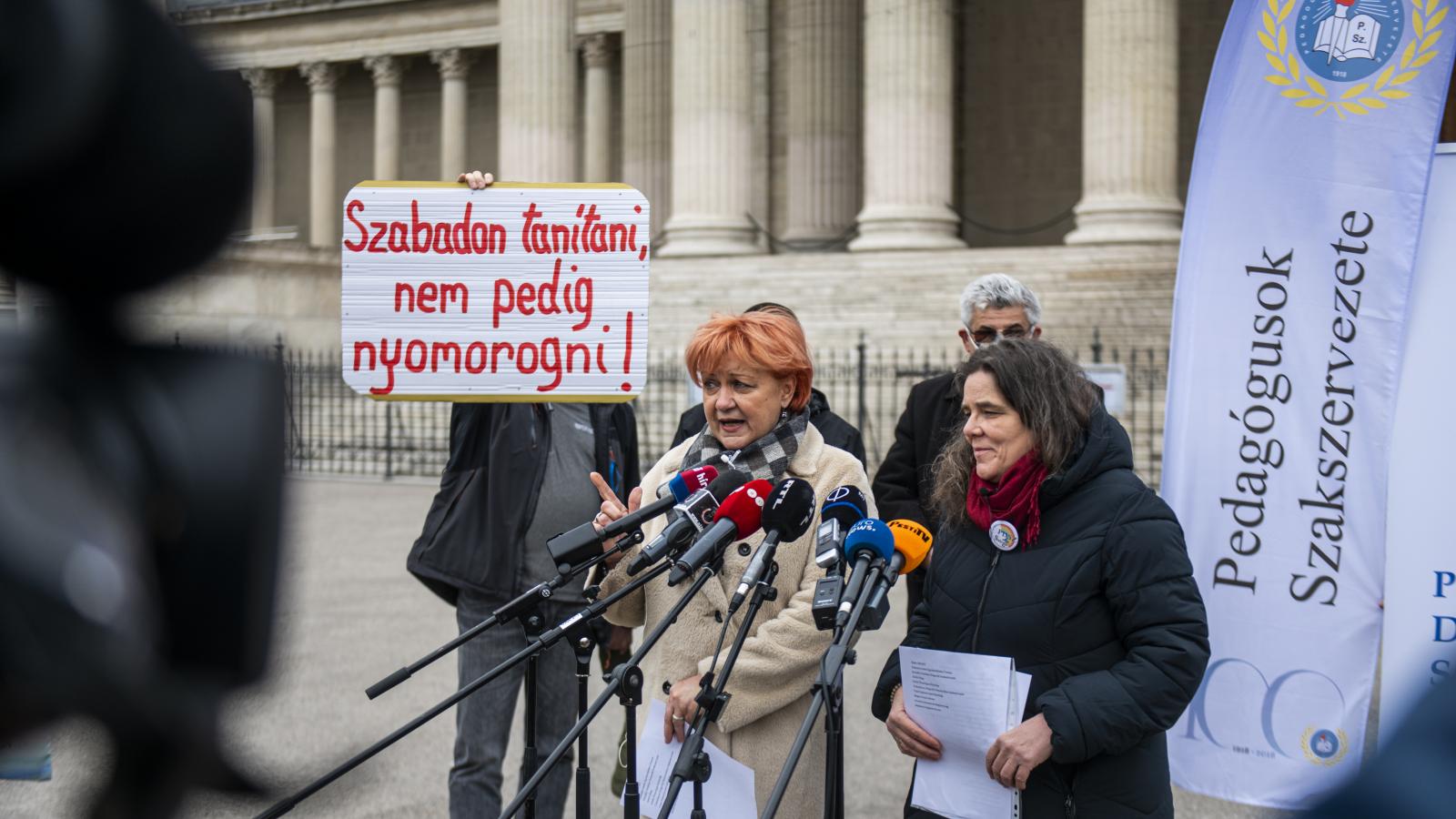 Szabó Zsuzsa (PSZ) és Nagy Erzsébet (PDSZ) a tavaly januári demonstráción