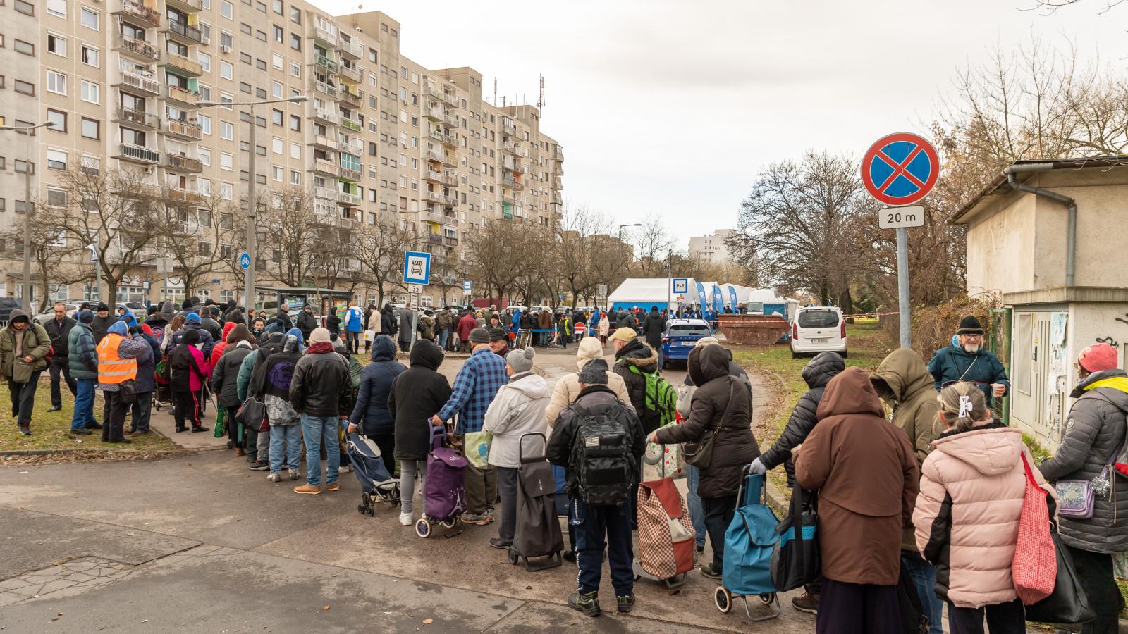 Ételosztás Csepelen az Ökumenikus Segélyszervezet szervezésében