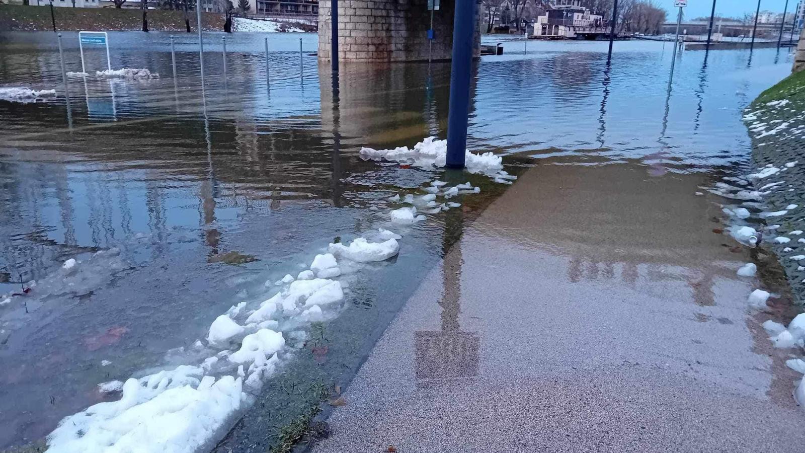 A megáradt Duna Győrben. 