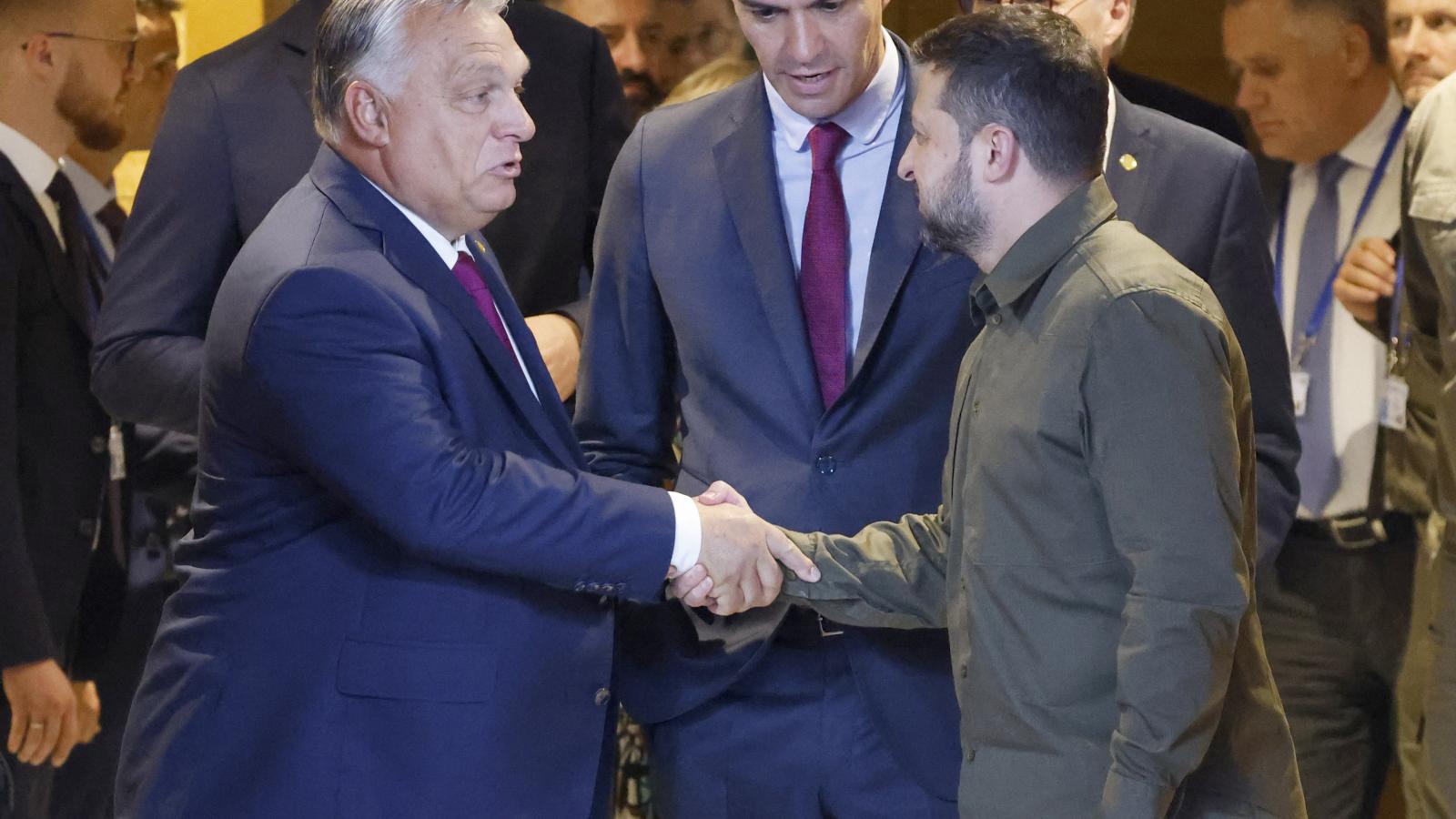 Orbán Viktor az argentin elnök beiktatásán futott össze Zelenszkijjel