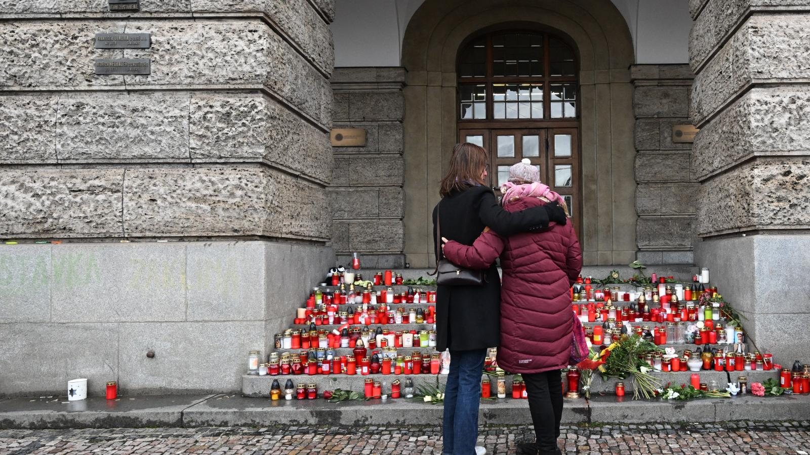 Mécsesek a prágai Károly Egyetem Bölcsészettudományi Karának lépcsőjén 2023. december 24-én.