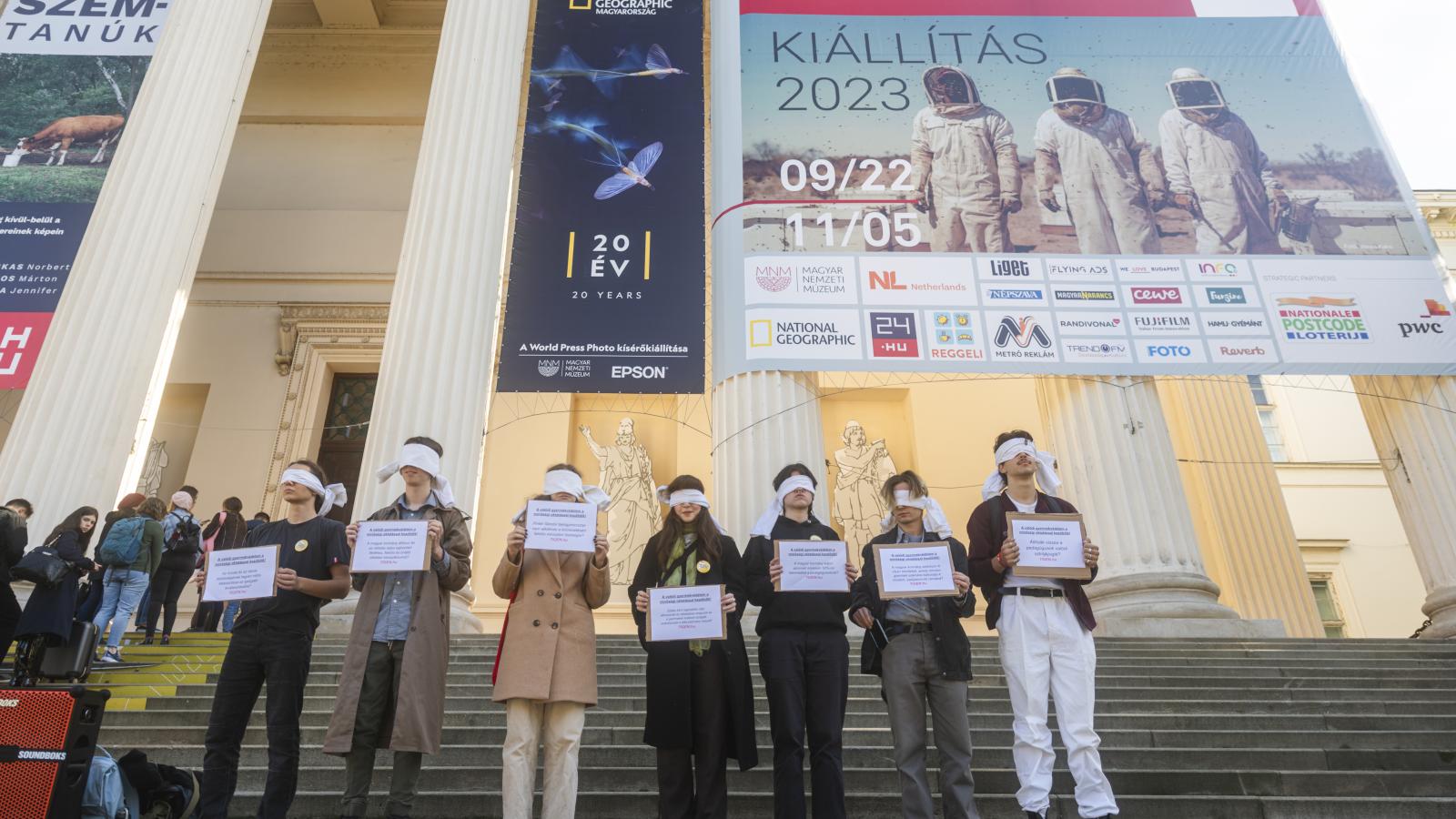 Az Egységes Diákfront ifjúsági szervezet tagjai a Nemzeti, majd a Néprajzi Múzeumnál is demonstráltak a művészet szabadságáért