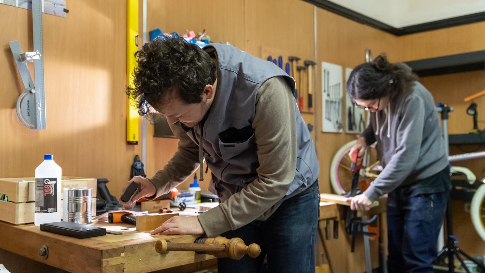 Asztalosmunka a Repair Café szakembereinek segítségével