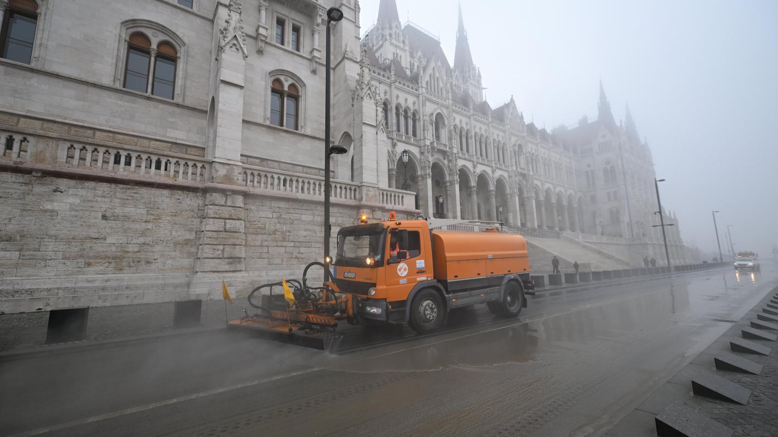 Takarítja a fővárosi idősebb Antall József rakpart Parlament előtti szakaszát a Dunán levonuló árhullám után