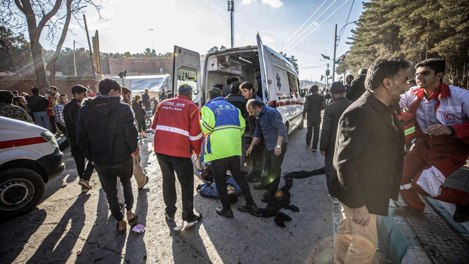 Sebesülteket látnak el a mentők a szerdai kettős merénylet után