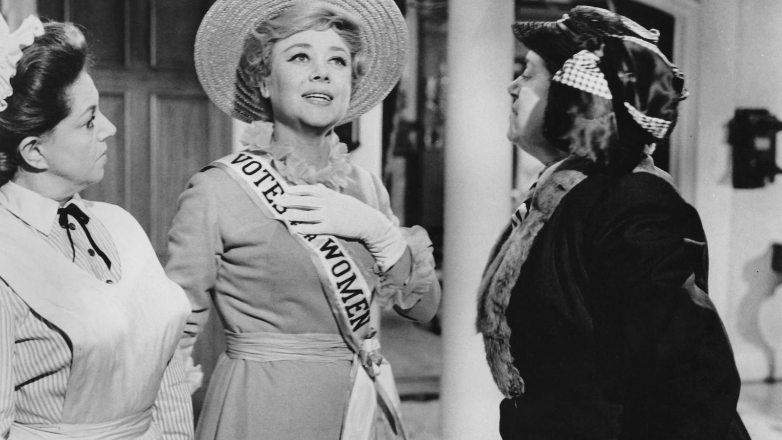 Glynis Johns (középen) Winifred Banks szerepében a Mary Poppins-ban