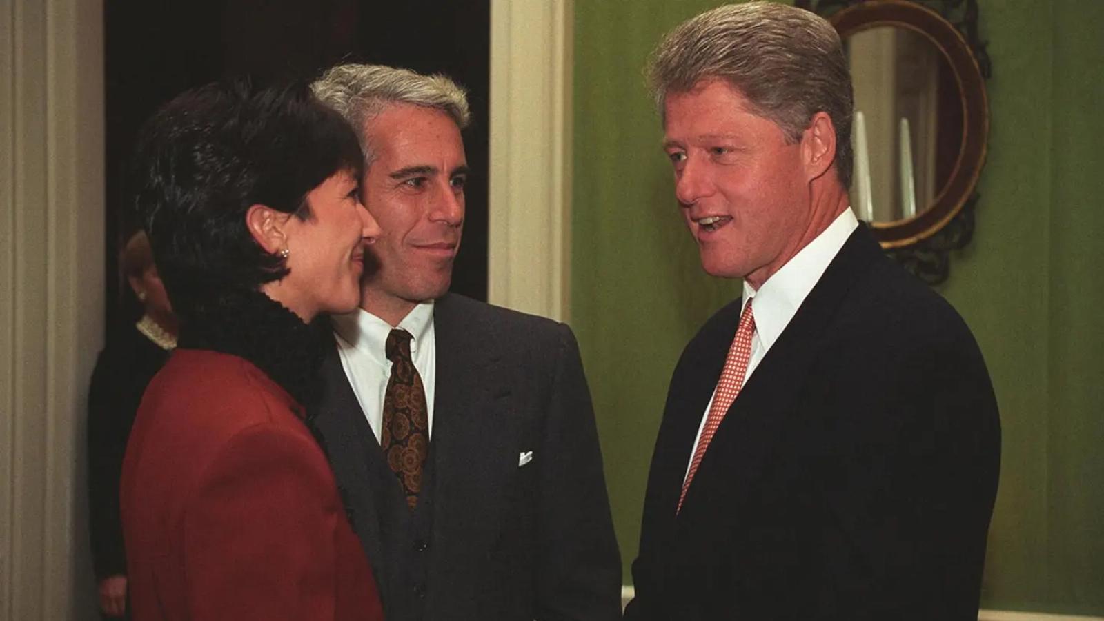 Ghislaine Maxwell és Jeffrey Epstein  Bill Clinton-nal a Fehér Házban, 1993-ban