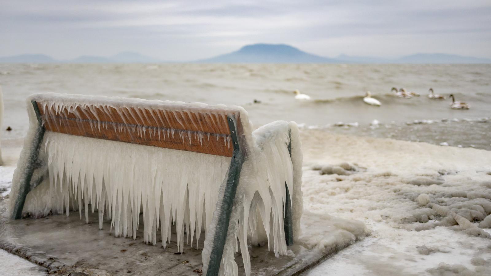 Jég borít egy padot a Balaton partján, a balatonfenyvesi szabadstrandon 2024. január 9-én