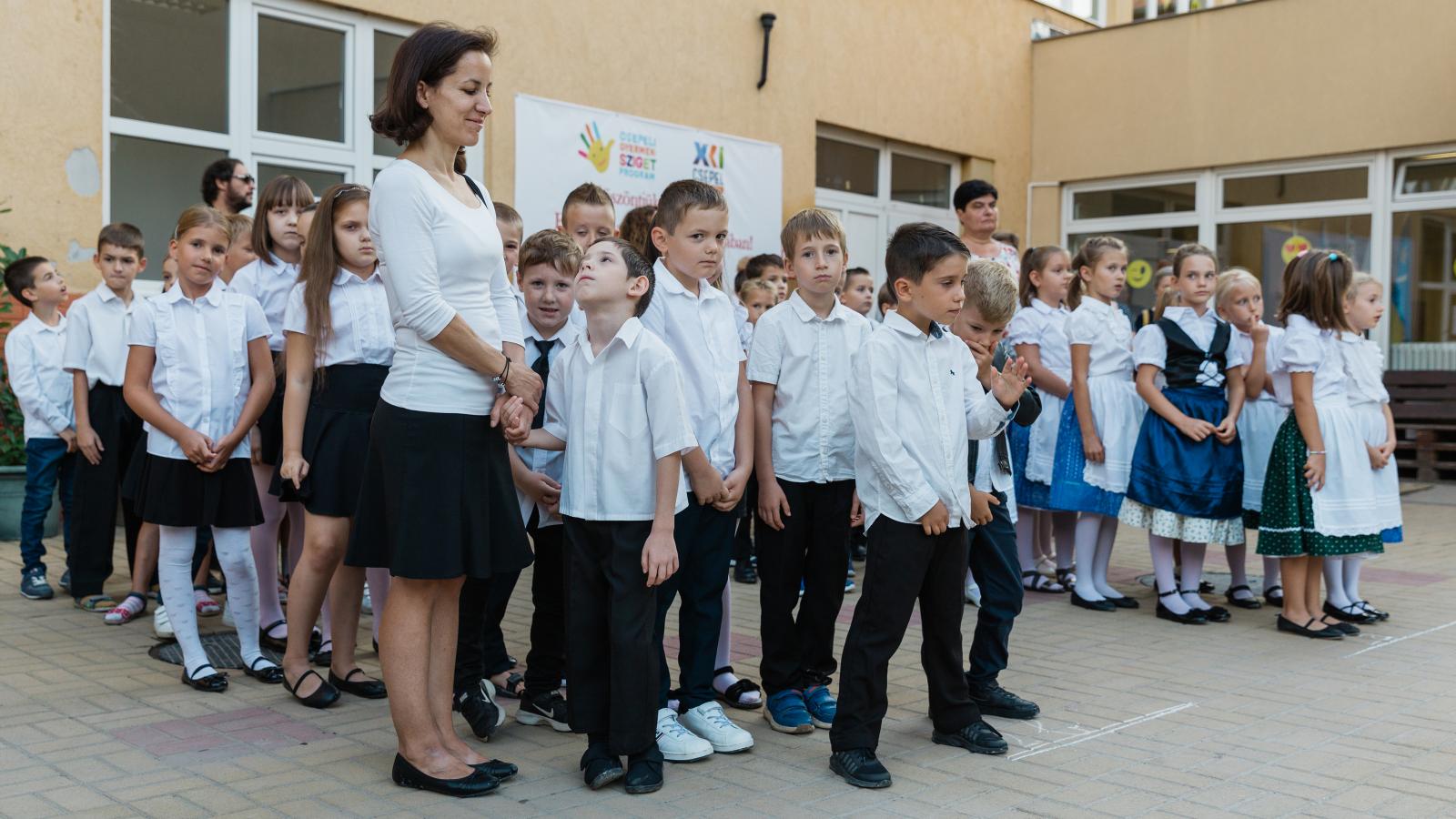 Évnyitó Csepelen. „Újonc” oktatóból sincs sok, és nem is látszik változás