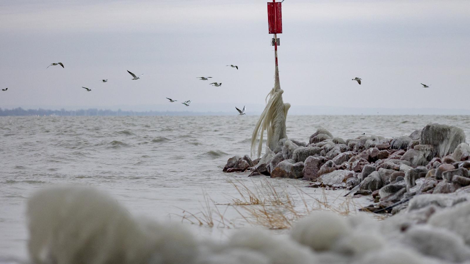 Jég borítja a Balaton partját Fonyódnál, a bélatelepi strandon 2024. január 9-én