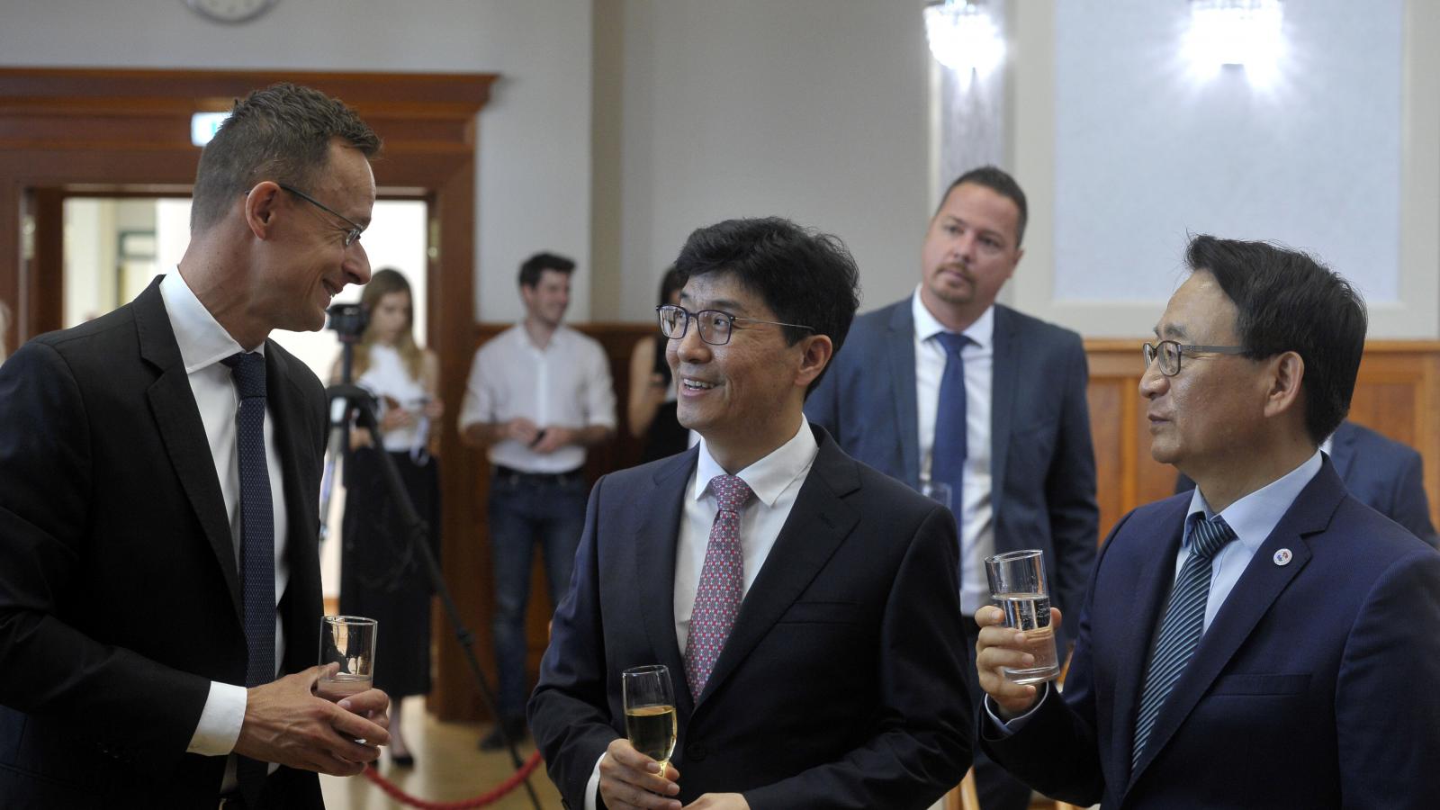 Szijjártó Péter külügyminiszter, Ri Ki Jeon, a Bumchun elnöke és Csö Kju Szik, Dél-Korea budapesti nagykövete a salgótarjáni beruházásról tartott sajtótájékoztatón 2019-ben