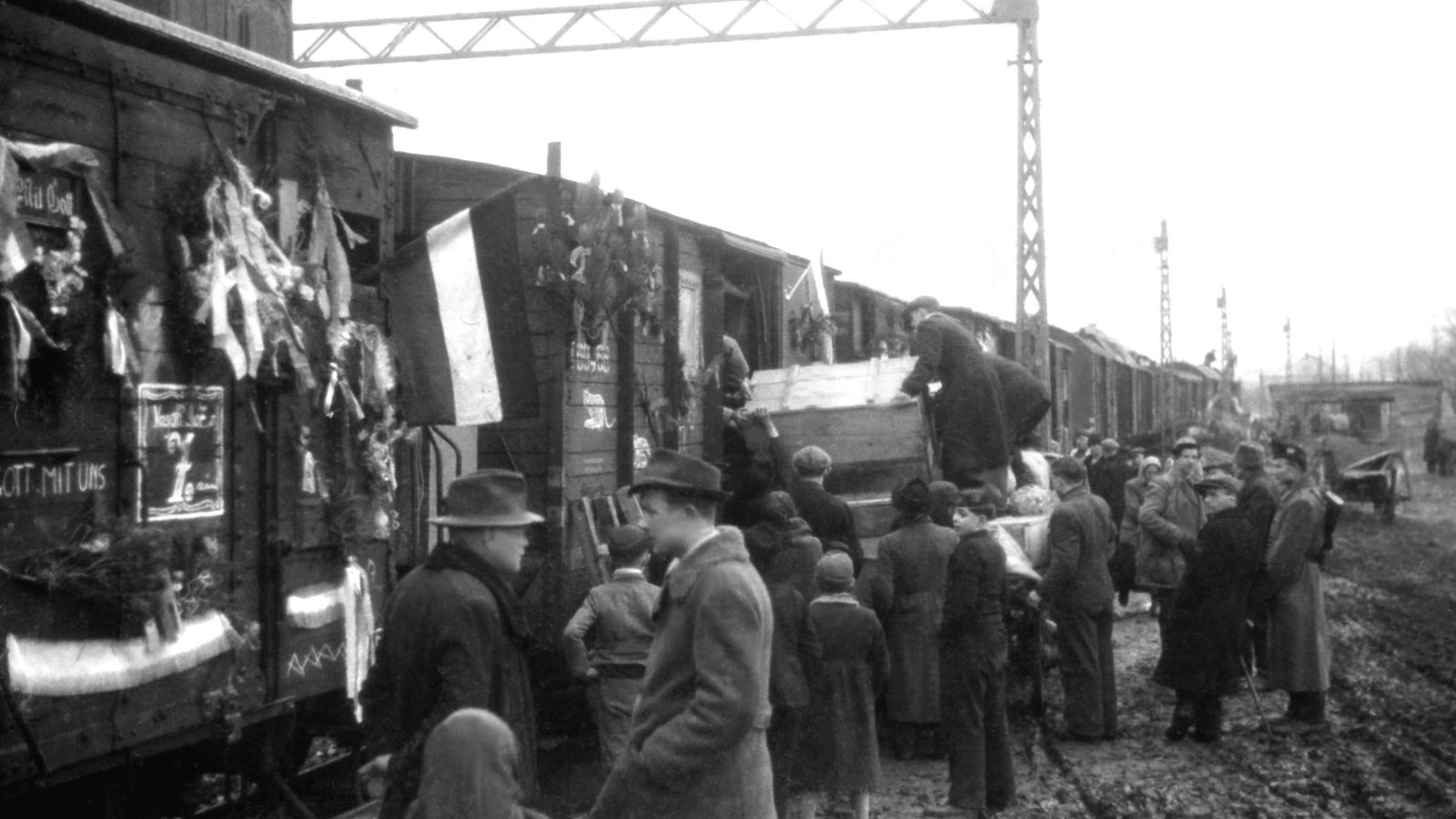 Kitelepítésre váró svábok a békásmegyeri
vasútállomáson 1946 márciusában