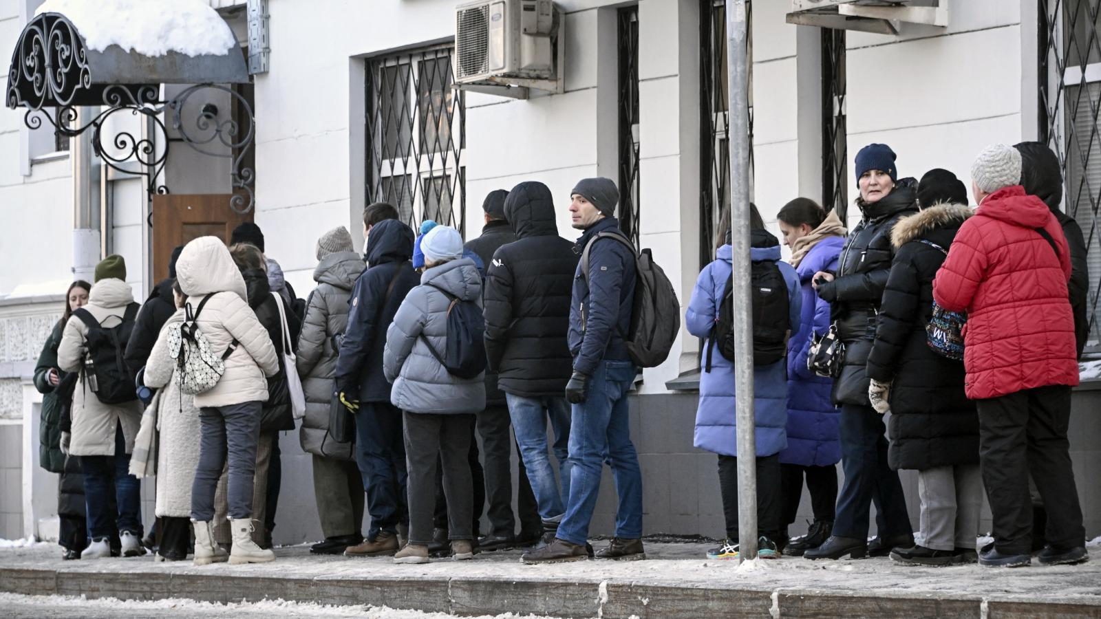 Sorok kígyóznak a Nagyezsgyint támogató aláírásokat gyűjtő irodáknál, pedig ő is csak „őfelsége” kirakat- ellenzéke