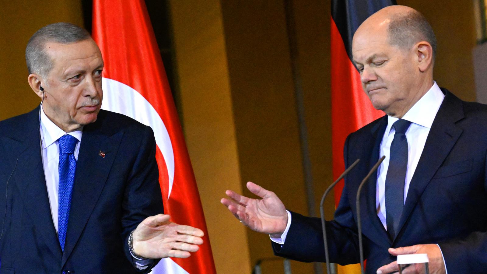 Erdogan török elnök és Scholz német kancellár. Előbbi szívesen küldene Berlinbe trójai falovat