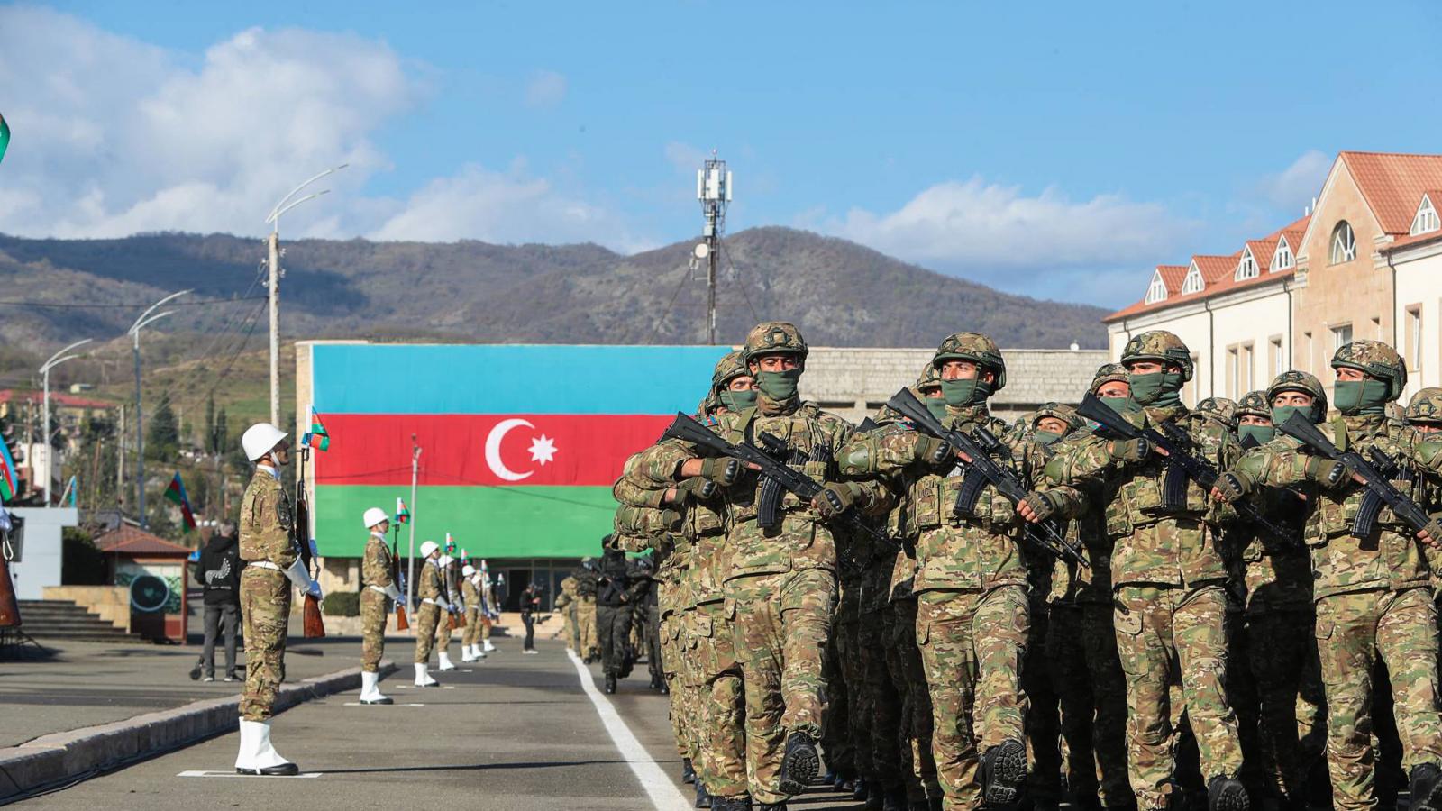 Azeri katonai felvonulás 2023. november 8-án Hegyi-Karabah fővárosában, Sztyepanakertben