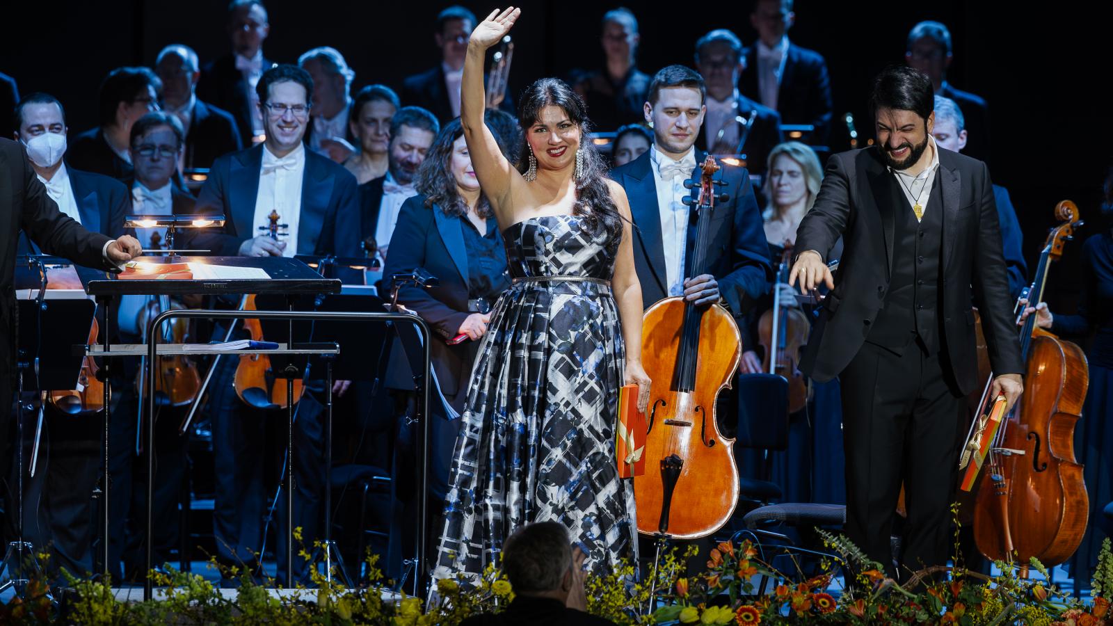 Anna Netrebko és Yusif Eyvazov megköszöni a közönség tapsát az Eiffel Műhelyház Mozdonycsarnokában péntek este