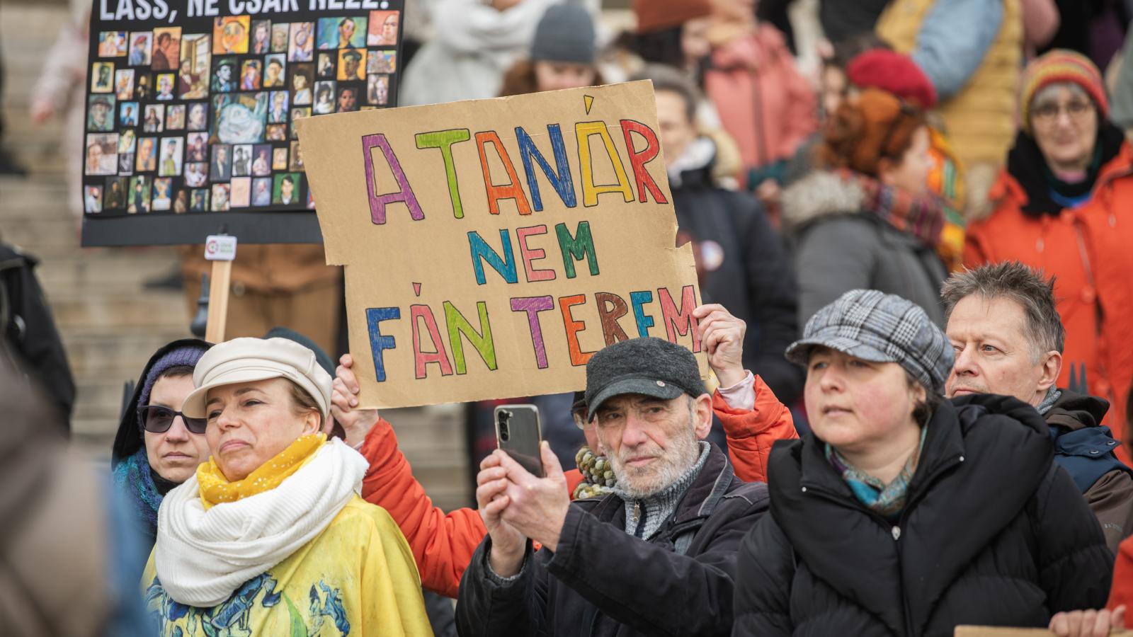 Üzenet egy korábbi tüntetésről. Hiába a hiány, a tanker nem felejt