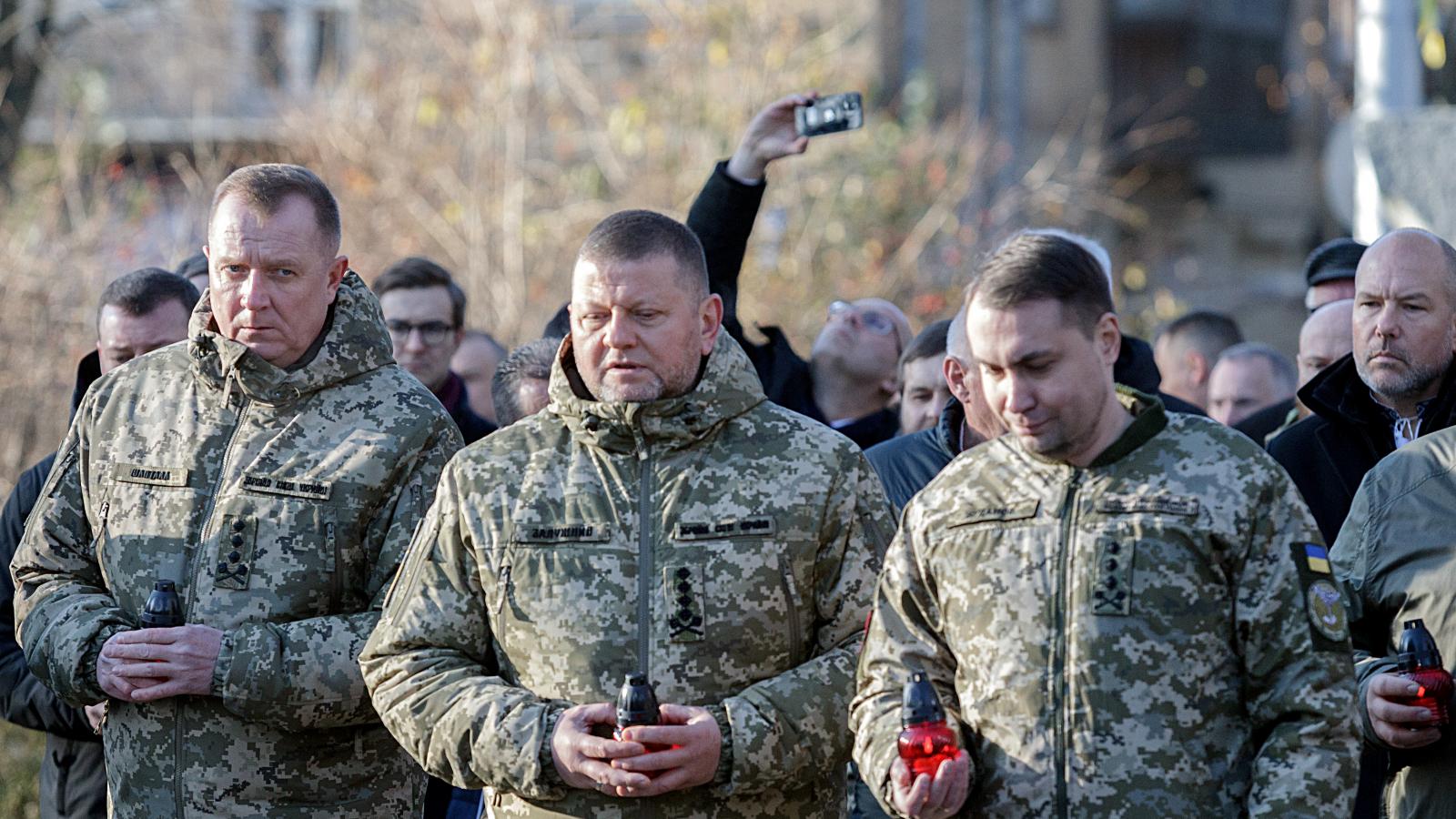 Az ukrán elnök által leváltani készült Szerhij Saptala vezérkari főnök (balra) és Valerij Zaluzsnij főparancsnok, oldalán a posztjára esélyes Kirilo Budanovval, a katonai hírszerzés jelenlegi vezetőjével