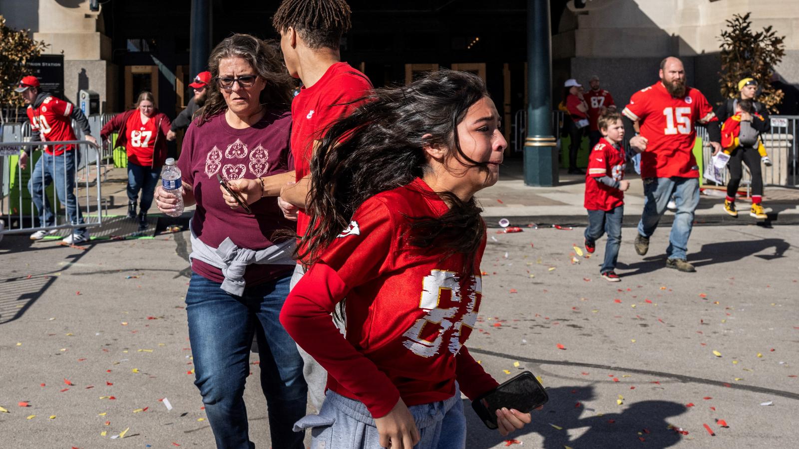 Emberek elmenekülnek, miután lövések dördültek el a Kansas City Chiefs Super Bowl-győzelmi felvonulásán Kansas Cityben