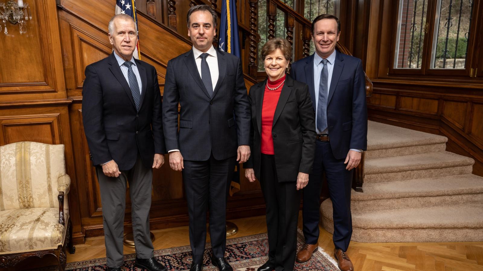  Thom Tillis, David Pressman, Jeanne Shaheen és Chris Murphy Budapesten