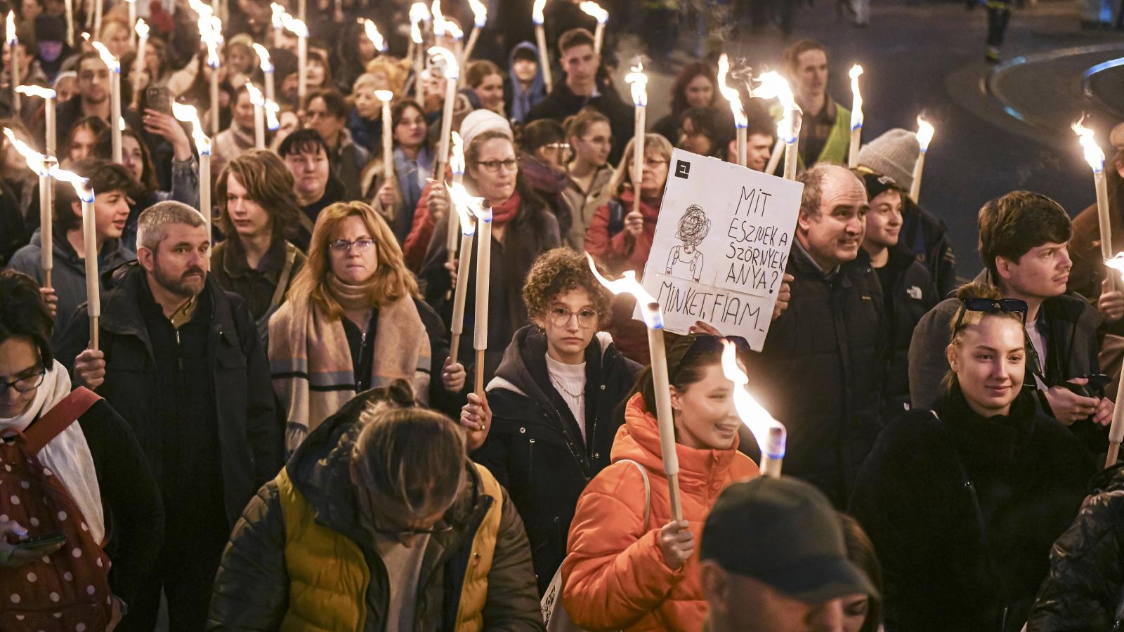 Az Országos Közös Akarat szerda esti fáklyás felvonulása Budapesten, képünk illusztráció. 