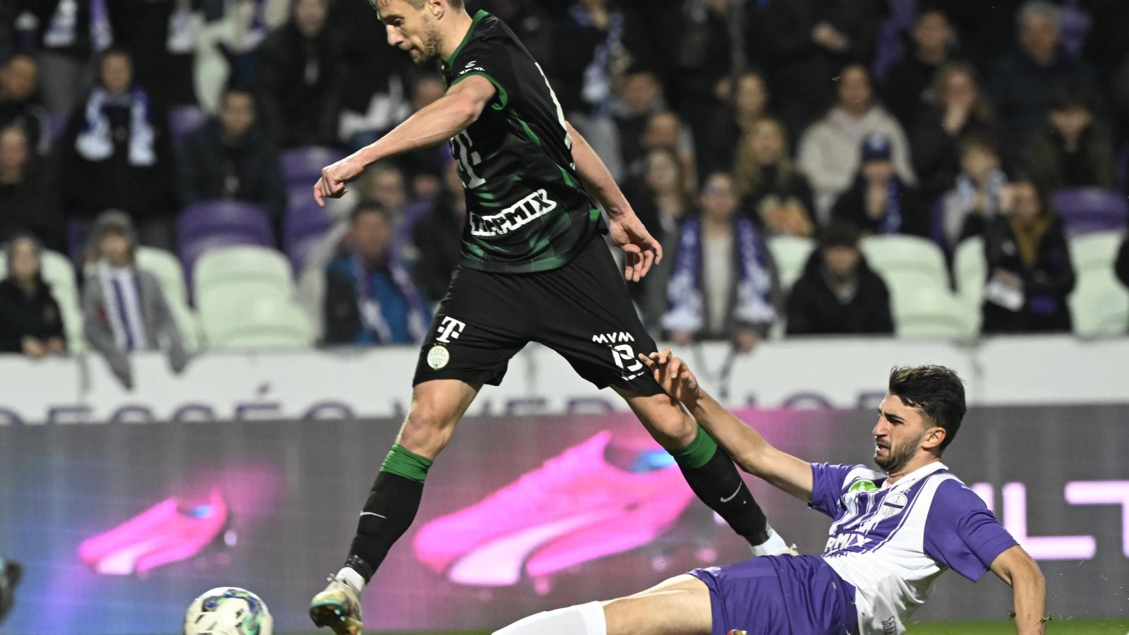 Varga Barnabás (b) gólt lõ az újpesti Davit Kobouri mellett a labdarúgó OTP Bank Liga 22. fordulójában játszott Újpest FC - Ferencvárosi TC mérkõzésen a Szusza Ferenc Stadionban