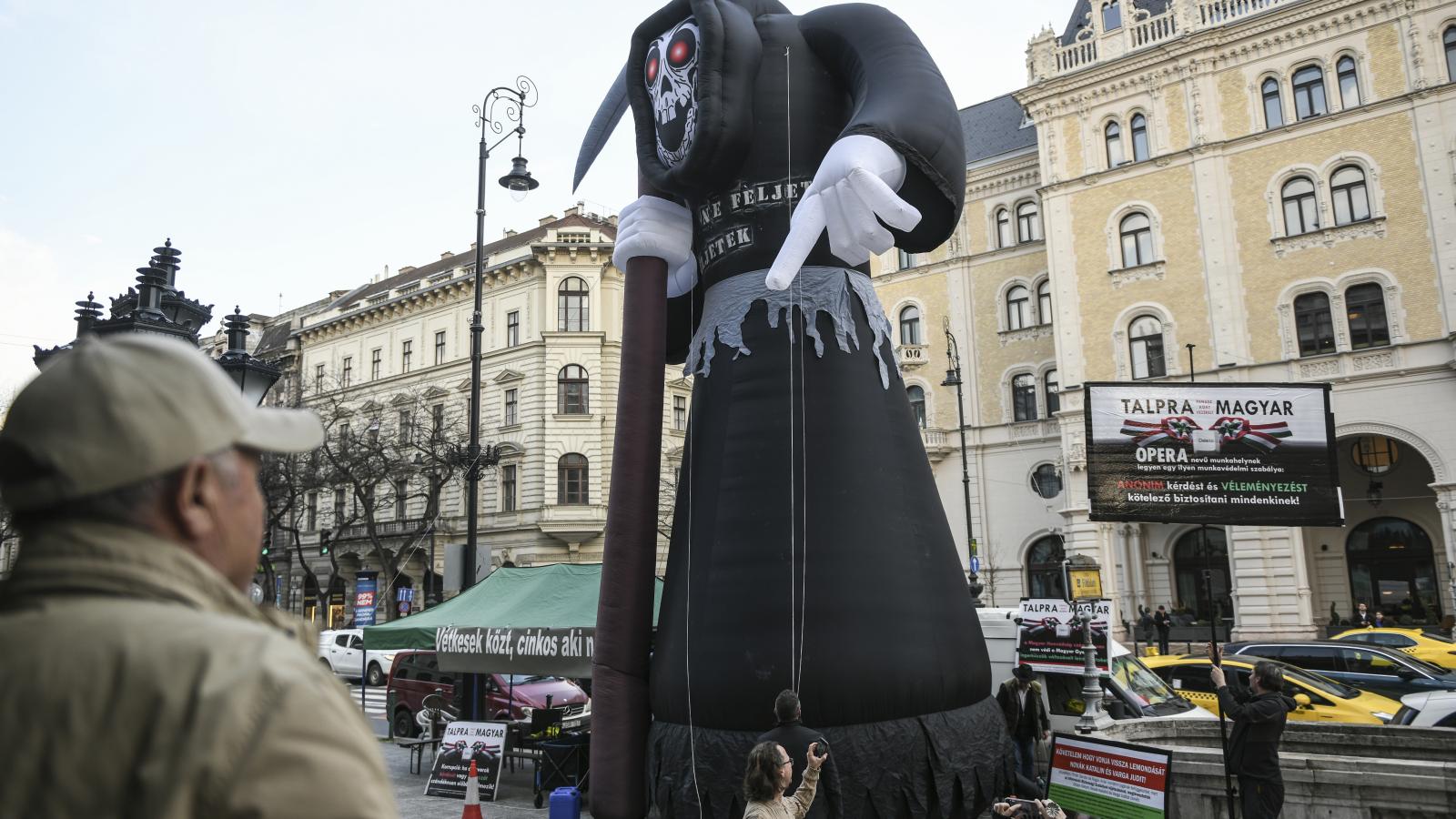 Civilek többek között óriási kaszás bábuval tüntettek az Operaház bejárata előtt szerda délután, este a színpadon a Don Giovanni ment 