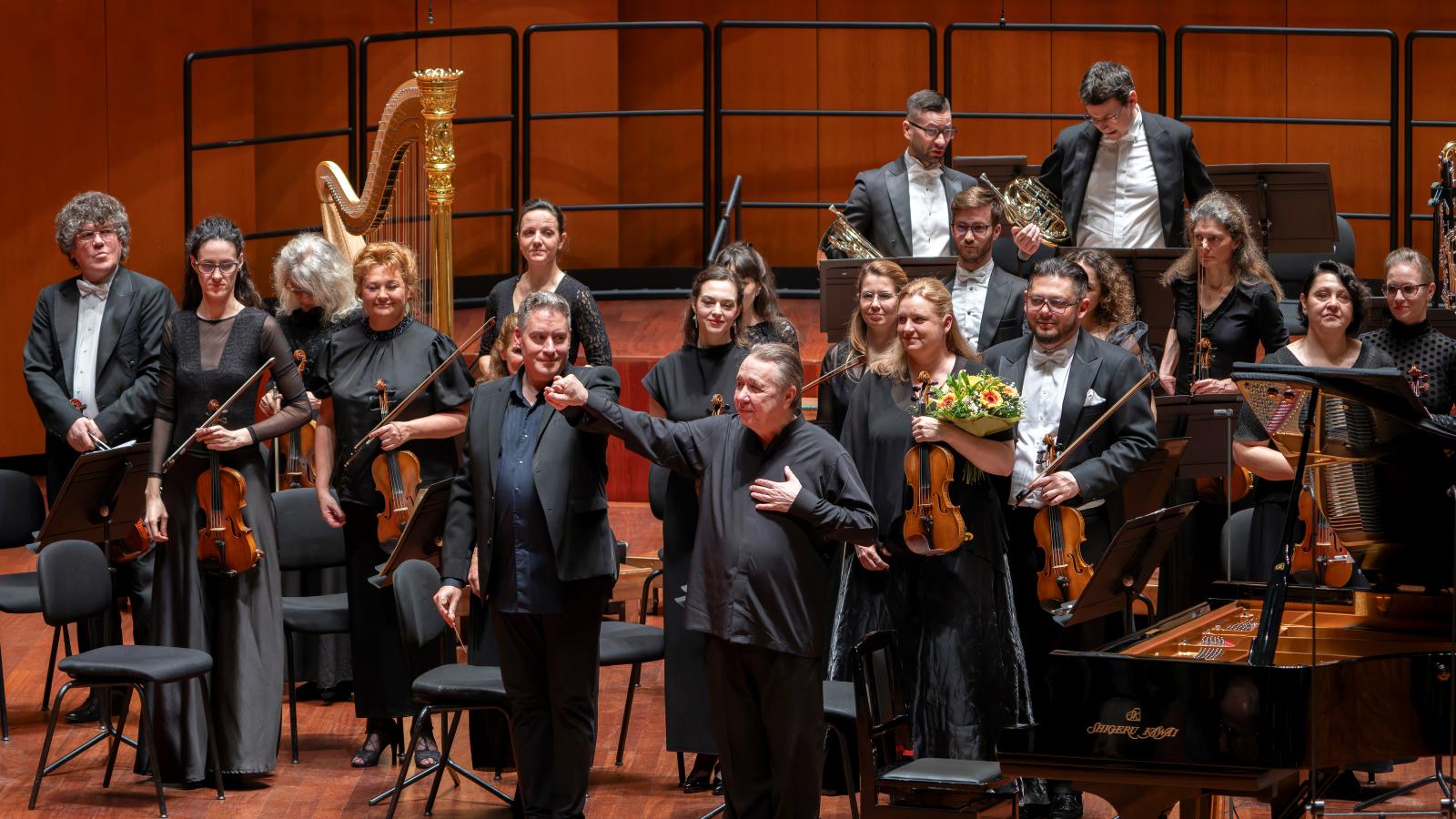 Előtérben Baráti Kristóf és Mihail Pletnyov a koncert tapsrendjében 