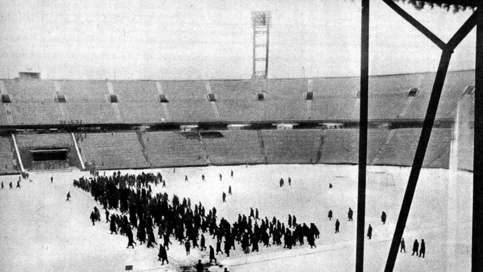 El akarták halasztani a mérkőzést a hótakaró miatt, azonban a lelátóról érkezett a segítség