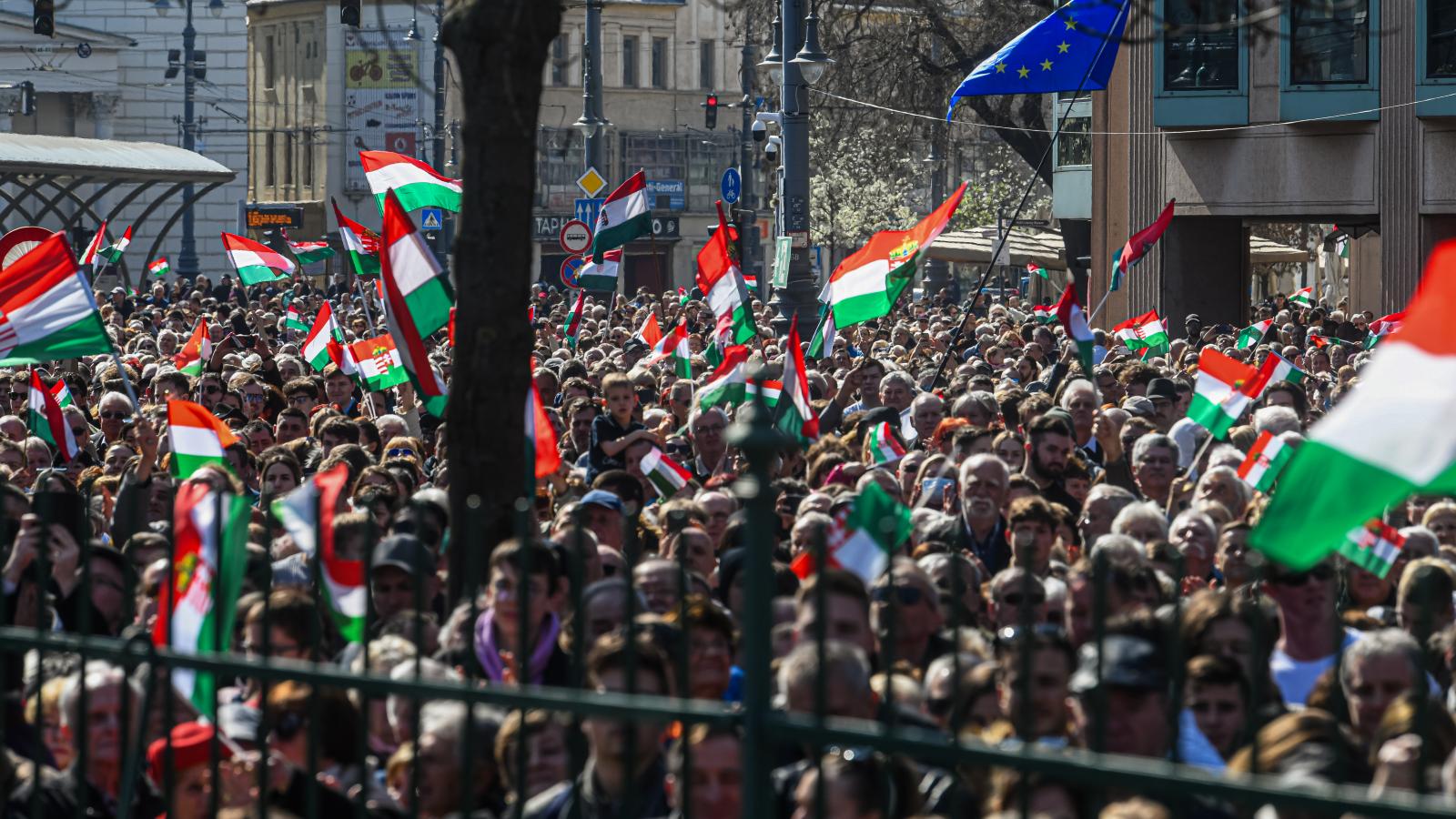 Sok ezren hallgatták Orbán Viktor beszédét a Nemzeti Múzeumnál