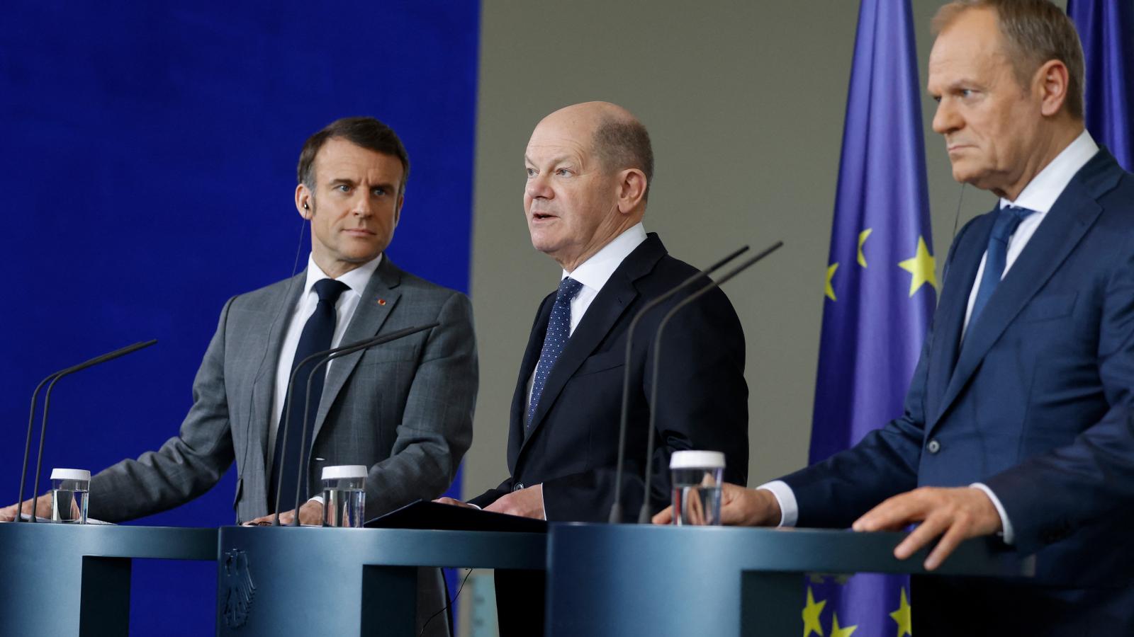 Olaf Scholz német kancellár, Emmanuel Macron francia elnök és Donald Tusk lengyel kormányfő