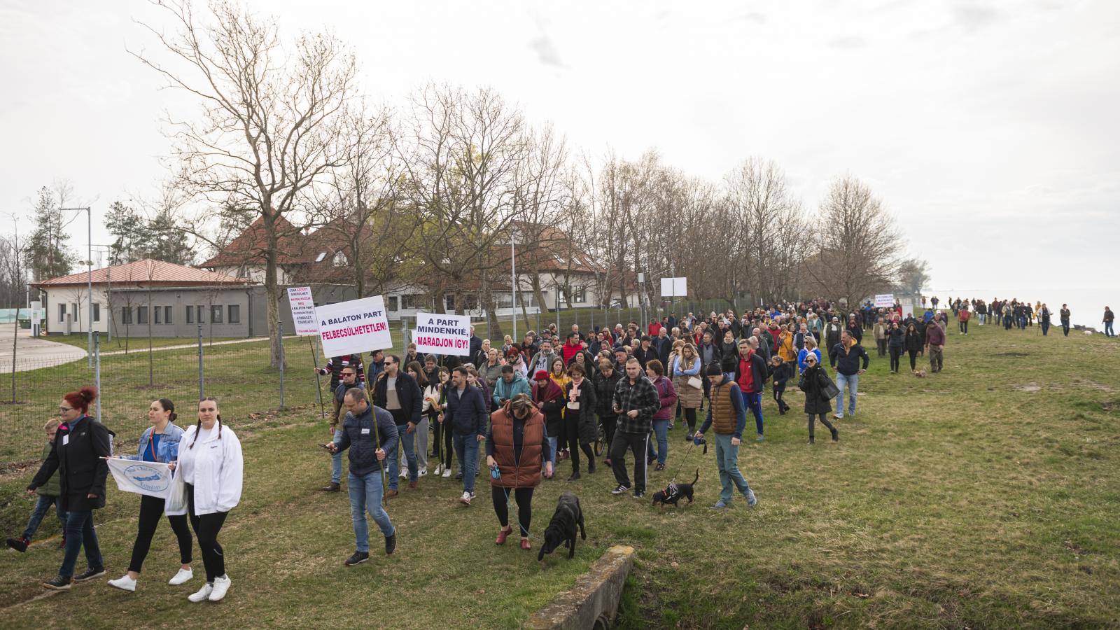 A partszakasz lezárása, átadása nagy felháborodást keltett Fonyódon, ahol szombaton tüntettek is