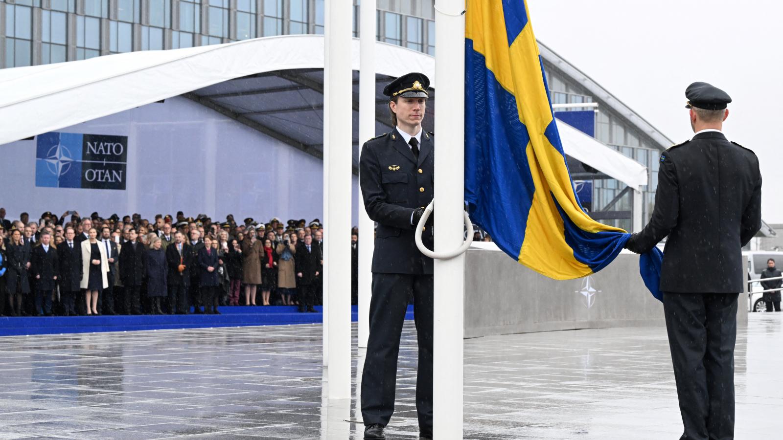 Hétfőn a szövetség 32. tagállamaként vonták fel Brüsszelben a svéd zászlót, ami fontos előrelépés a védelmi szervezet életében