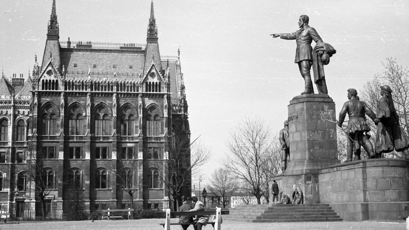 Kisfaludi Stróbl Zsigmond a Parlament elől mára eltüntetett, 1952-es Kossuth-szobra. Március 15-tel a Horthy-, a Rákosi- és a Kádár-rendszernek is megvolt a maga baja 