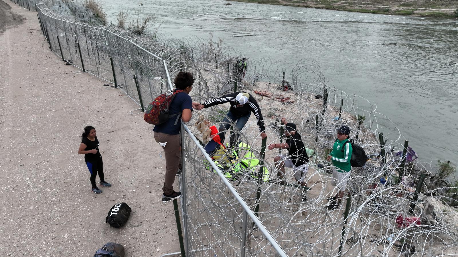 A Texas természetes határaként működő Rio Grande folyón naponta akár ezrek is átkelnek a jobb élet reményében