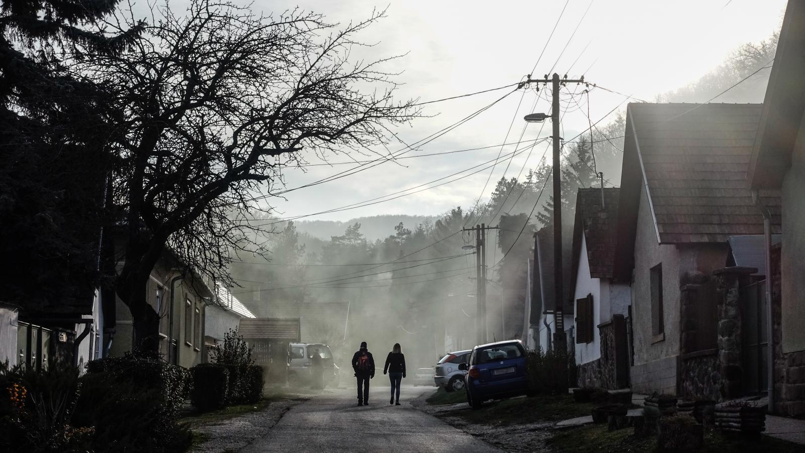 A családi házak kályháiban gyakorta nem csak fa ég, erről tanúskodik a sötét füst és a bűz is