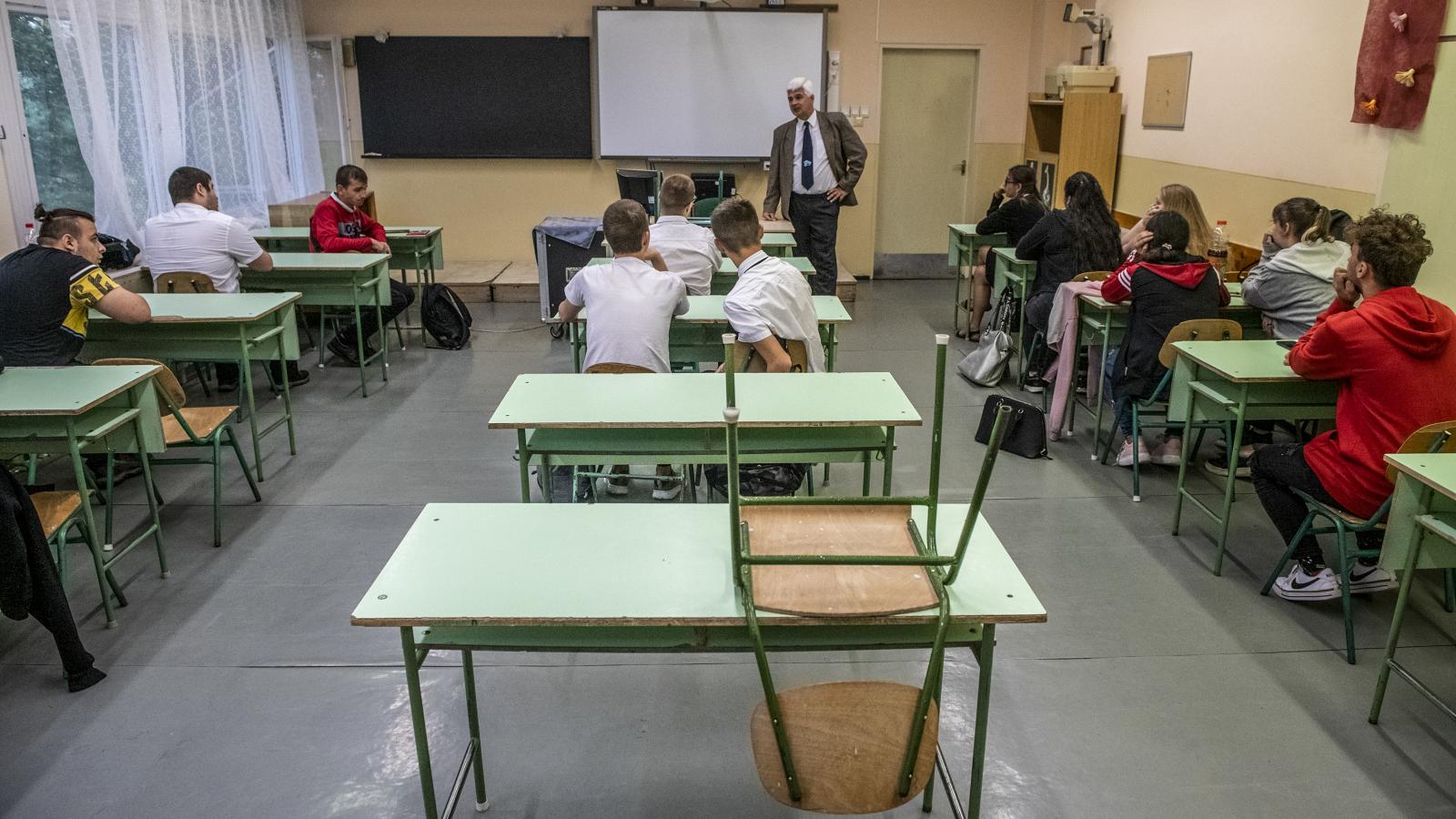 Tavaly őszi adatok szerint a teljes munkaidőben foglalkoztatott pedagógusok létszáma 126 966-ra csökkent