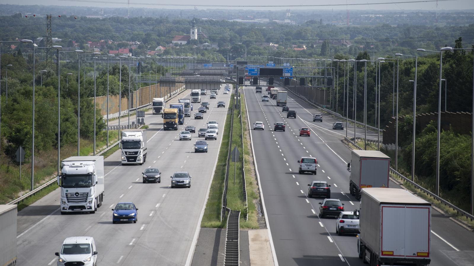 Autózni továbbra is kell, így fizetni is az autópálya-használatért