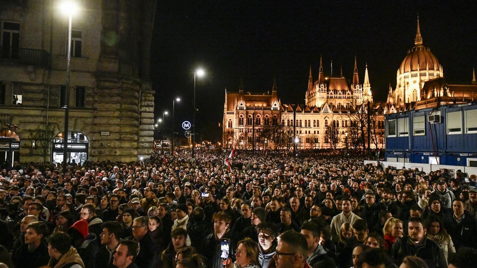 A másfél héttel ezelőtti tüntetésen résztvevők számának a sokszorosát várják a Kossuth térre