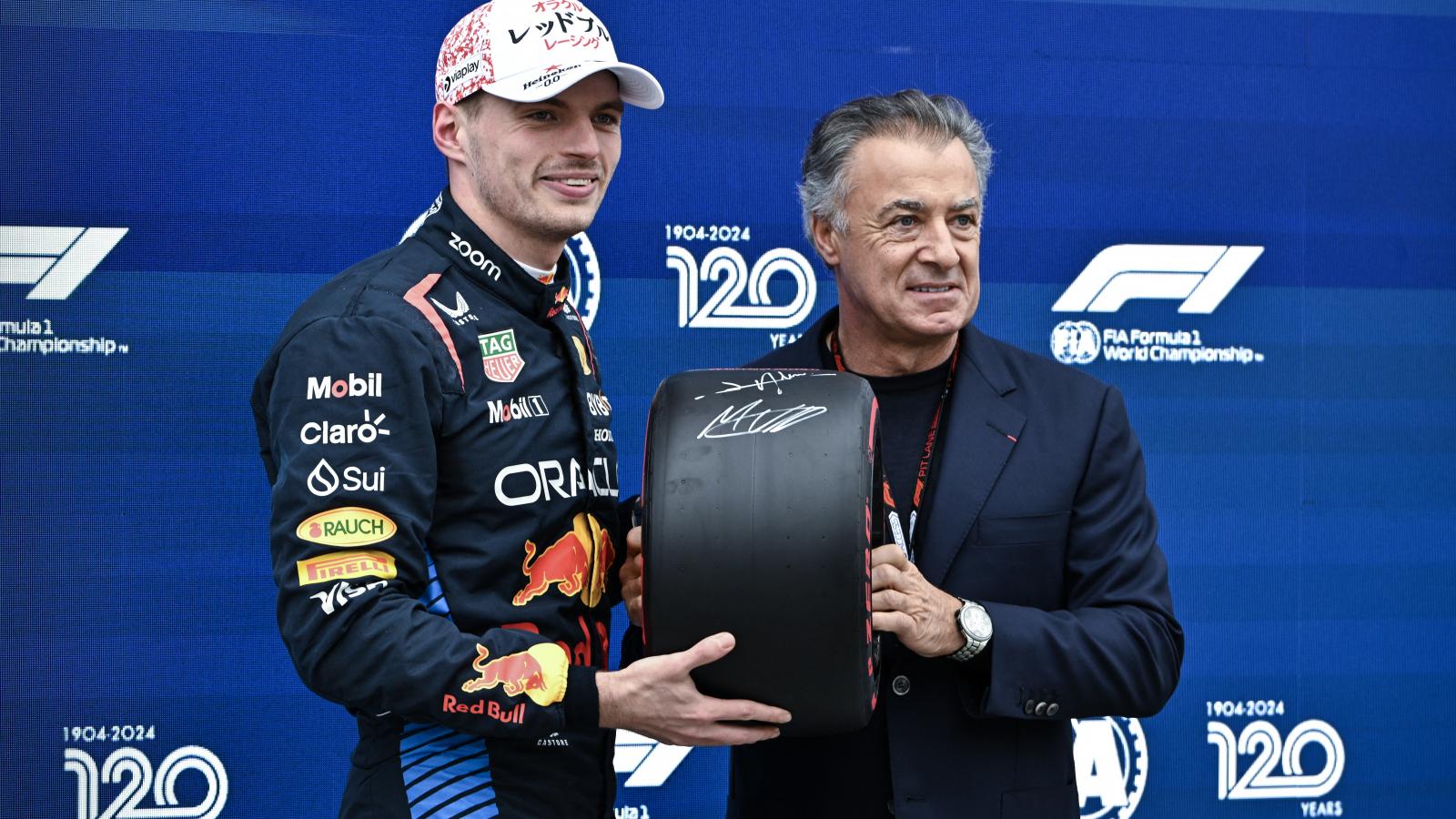 Max Verstappen Szuzukában egy korábbi Forma-1-es pilótával, a francia Jean Alesivel pózol